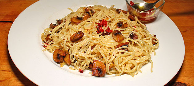 Spaghetti aglio, olio e funghi