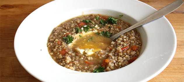 Buchweizensuppe mit pochiertem Ei