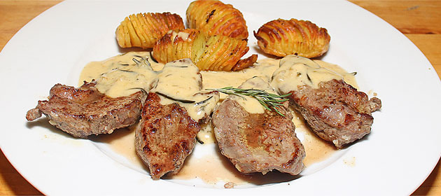 Lammhuft-Steaks an Rosmarinsauce mit Fächerkartoffeln