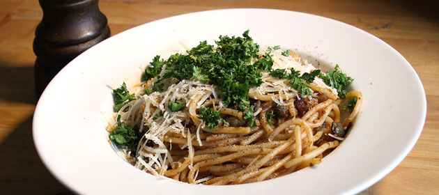 Spaghetti alla Puttanesca - mit Sardellen, Knoblauch, Zwiebeln und ...