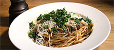 Spaghetti alla Puttanesca - mit Sardellen, Knoblauch, Zwiebeln und ...
