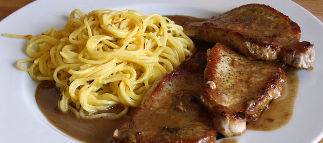 Schweinsschnitzel an Marsala-Sauce mit Safran-Spaghetti