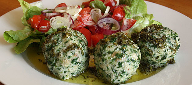 Ricotta-Spinat-Knödel mit Salbeibutter und Salat