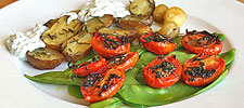 Vegiteller mit confierten Tomaten, jungen Kartoffeln, Zwiebelchen, Kefen und Kräuter-Knoblauchquark
