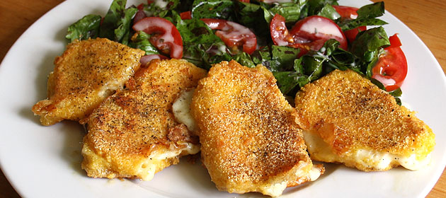 Mozzarella-Plätzli mit Maispanade mit Blattsalat