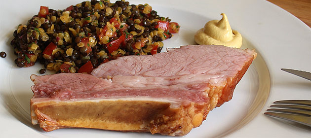 Geräucherter Brustspitz und Linsensalat mit Tomatenwürfeln