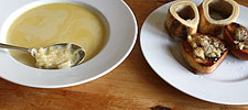 Zwiebelcrèmesuppe mit Knochenmark auf Toastbrot