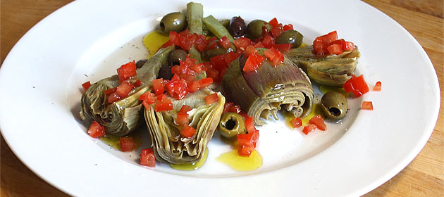 Artischocken mit Oliven und Tomate