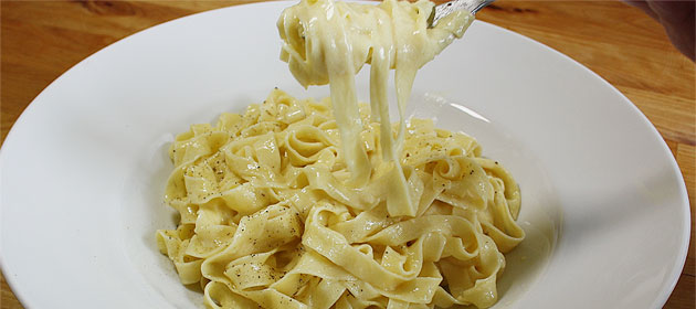 Fettuccine Alfredo - Dünne Nudeln an Butter, Parmesan und Rahm