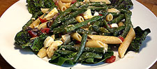Bohnen-Penne-Salat mit Oliven, Tomaten, Knoblauch und Mozzarella