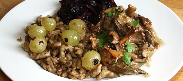 Pilzragoût mit Marronispätzli, Trauben und Rotkraut