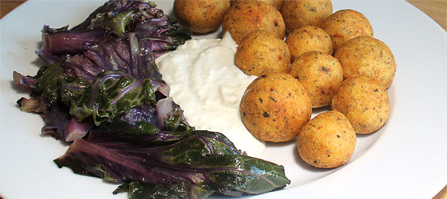 Polpette di San Biagio (Kartoffelkroketten) mit Knoblauchquark und Kohlrose
