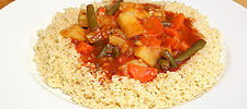 Pikante Gemüse-Tajine mit Harissa und Couscous