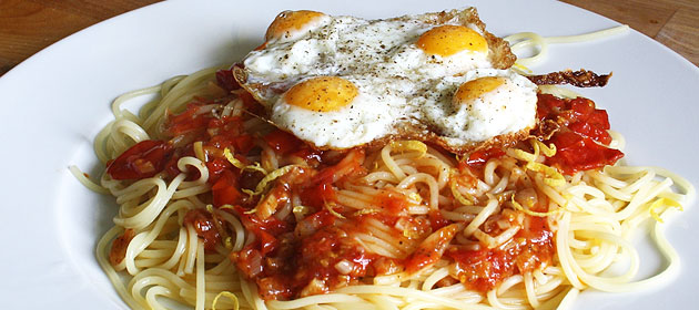 Spaghettini mit frischen Cherrytomaten und Wachteleiern