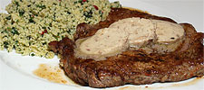 Hohrücken-Steak mit Sardellenbutter und Couscoussalat